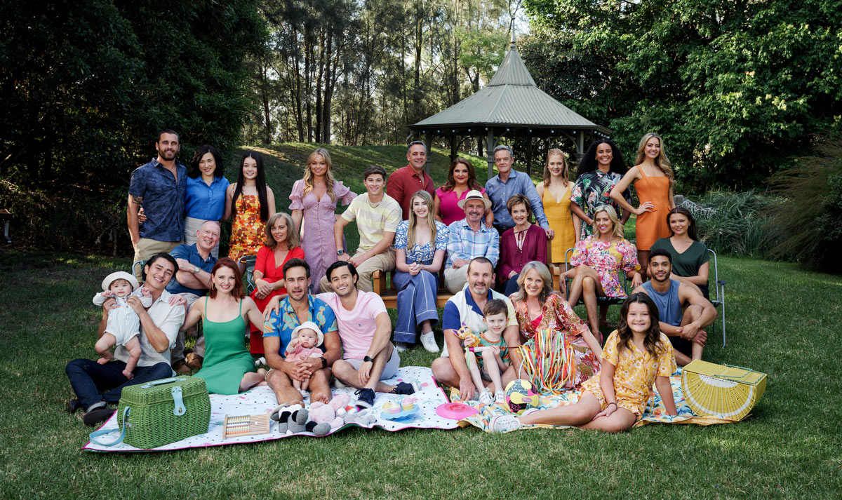 How will Neighbours bring back its characters in 2023?